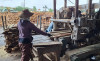 Hoạt động chế biến gỗ của Nhà máy Sản xuất đồ gỗ xây dựng Hoàng Anh 2  - Ảnh: N.V