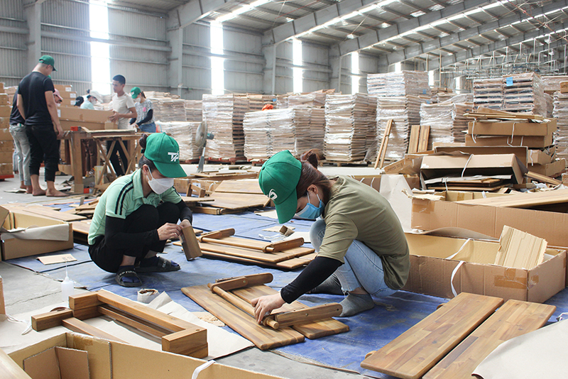 Sản xuất sản phẩm gỗ nội, ngoại thất xuất khẩu tại Công ty TNHH Tiến Phong Cam Lộ,xã Cam Lộ, tỉnh Quảng Trị - Ảnh: T.T