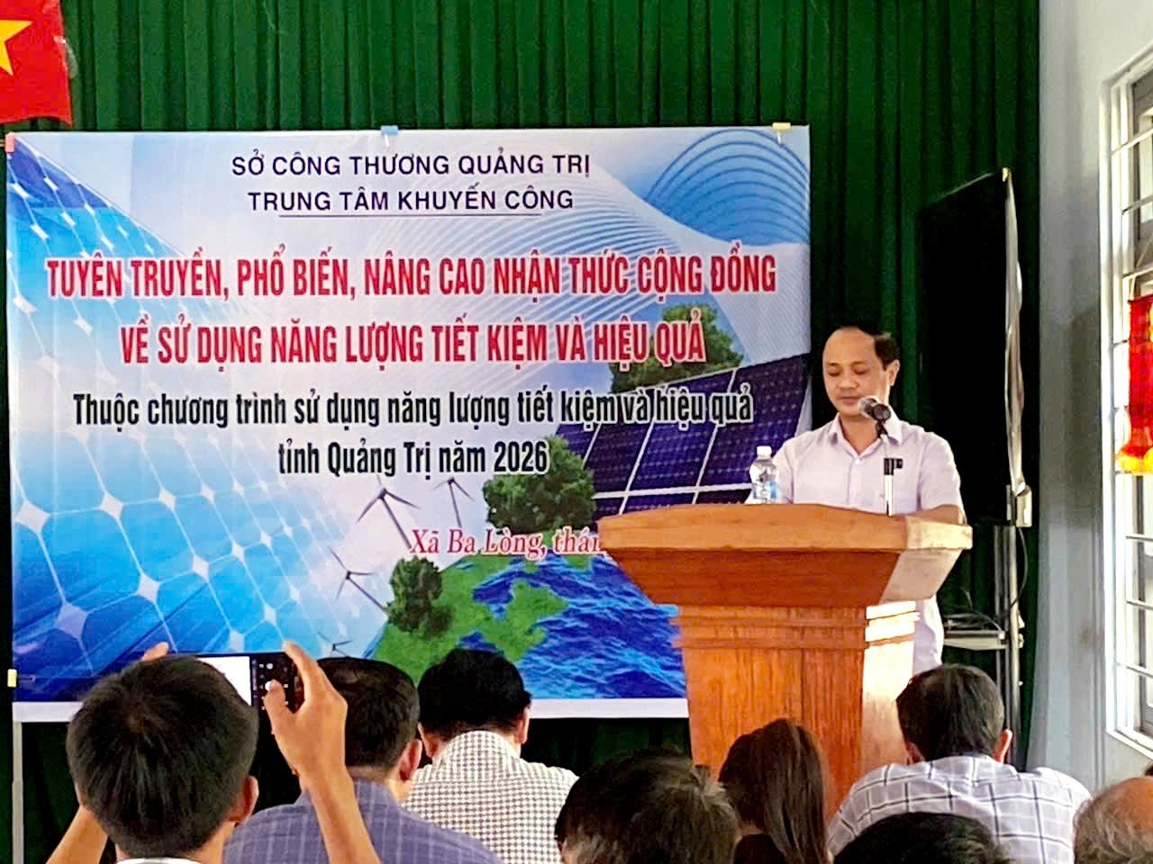 Ông Dương Văn Minh - Phó Giám đốc Trung tâm Khuyến công phát biểu tại Chương trình