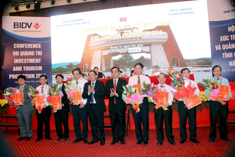 Lãnh đạo tỉnh Quảng Trị trao quyết định chủ trương đầu tư cho các nhà đầu tư