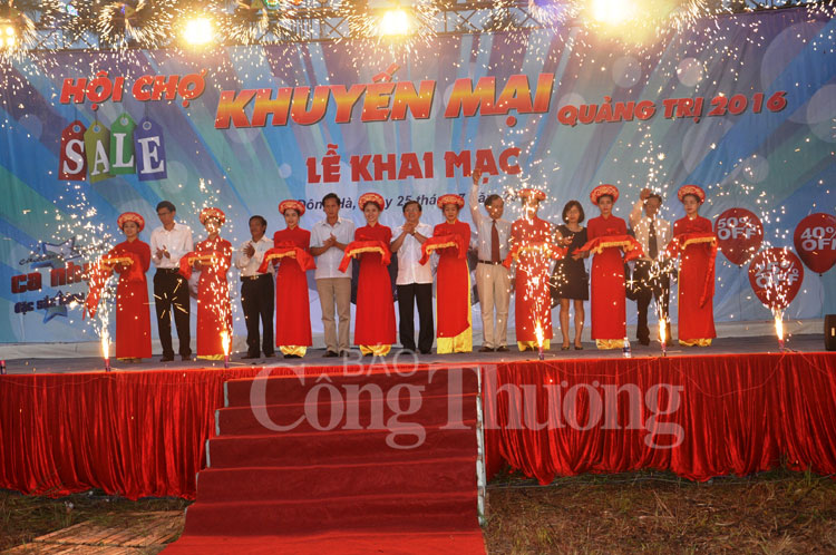 Đồng chí Nguyễn Hữu Dũng, Chủ tịch UBMTTQVN tỉnh và các đại biểu cắt băng khai mạc hội chợ