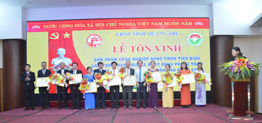 Đồng chí Nguyễn Quân Chính, Phó Chủ tịch UBND tỉnh trao bằng khen của Chủ tịch UBND tỉnh cho các đơn vị sản xuất kinh doanh