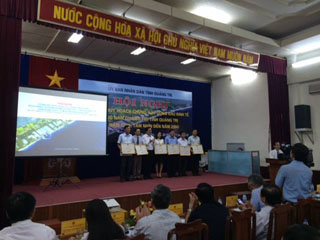 Đồng chí Nguyễn Đức Chính, Chủ tịch UBND tỉnh tặng Bằng khen cho các cá nhân có thành tích trong quá trình lập đồ án quy hoạch chung xây dựng KKT Đông Nam đến năm 2035, tầm nhìn đến năm 2050.