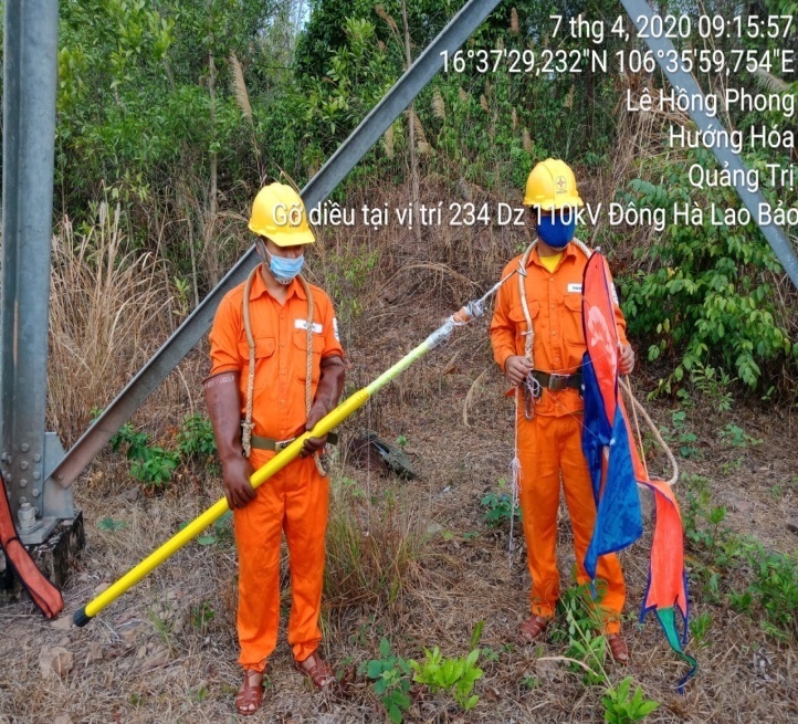 Đội QLVH 110kV, Công ty Điện lực Quảng Trị xử lý lấy con diều tại cột 234 đường dây 110kV Khe Sanh - Lao Bảo. Ảnh TL