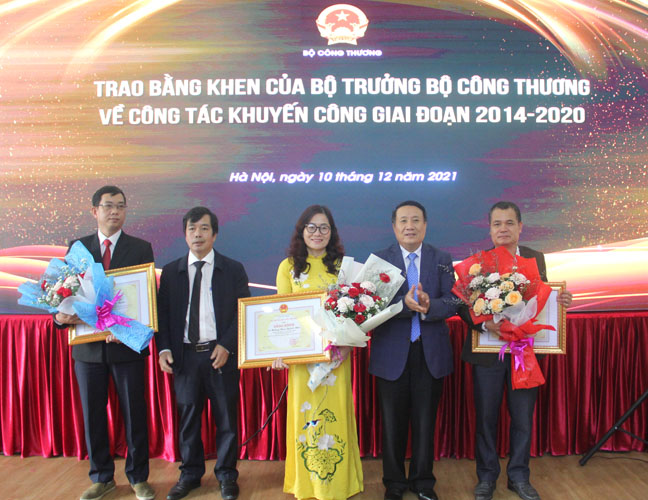 Phó chủ tịch thường trực UBND tỉnh Hà Sỹ Đồng trao bằng khen cho các cá nhân đã có thành tích xuất sắc trong công tác khuyến công giai đoạn 2014 – 2020