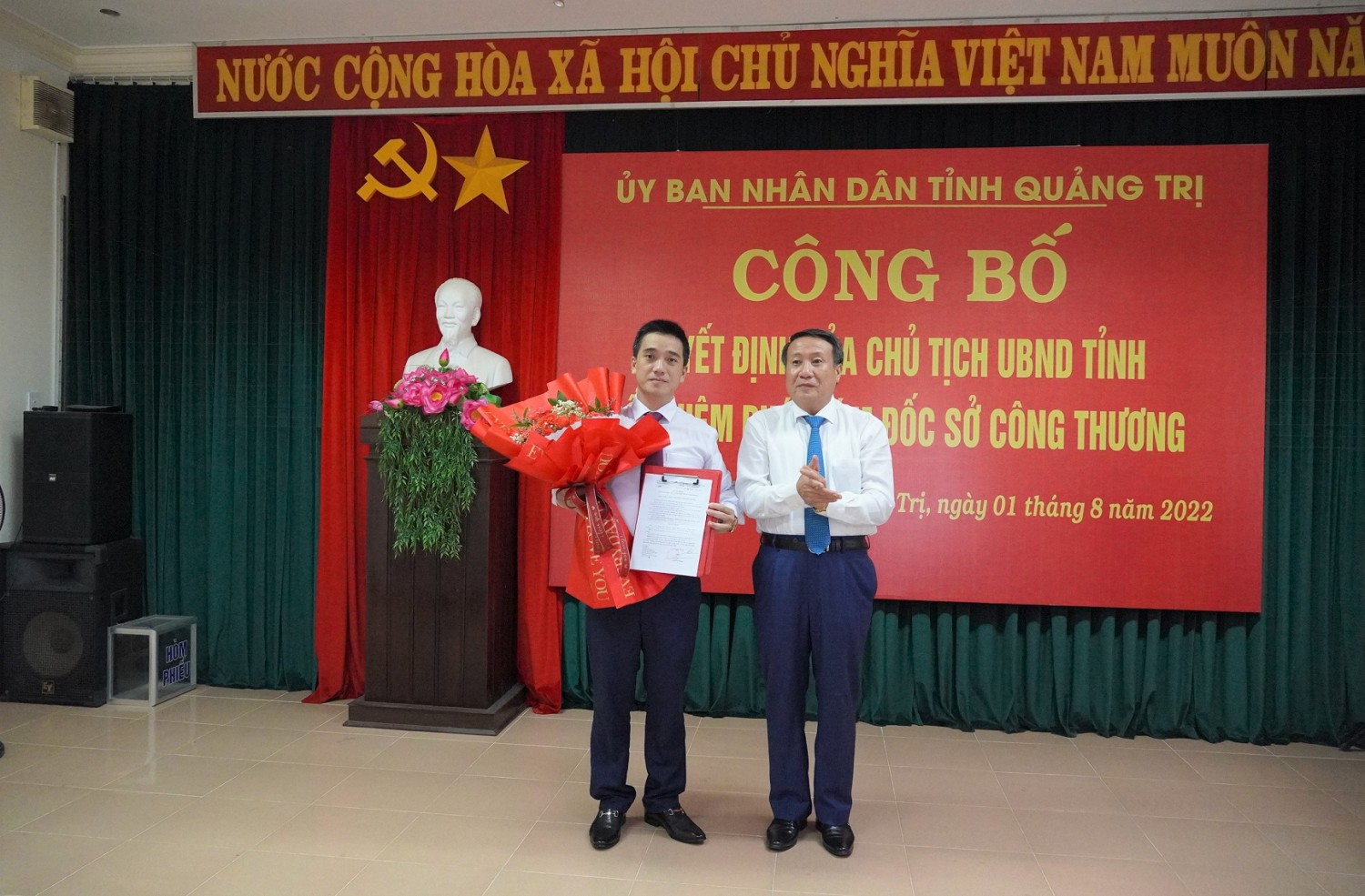 Đồng chí Hà Sỹ Đồng - PCT Thường trực UBND tỉnh trao Quyết định bổ nhiệm PGĐ Sở Công Thương