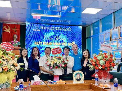 Lãnh đạo Sở Công Thương và Công Đoàn ngành thăm, tặng hoa chúc mừng tại Công ty TNHH Thương mại số 1