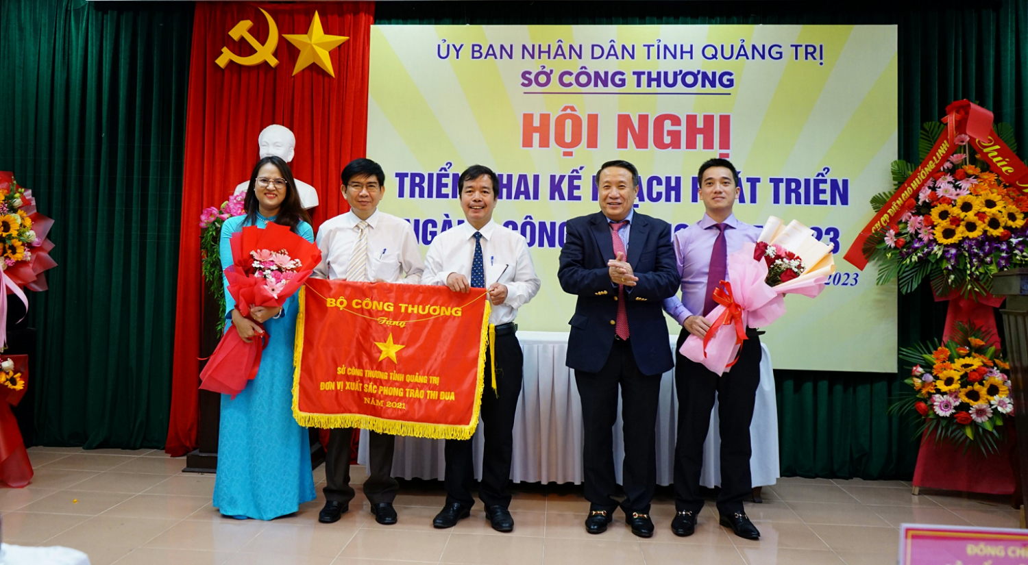 Phó Chủ tịch Thường trực UBND tỉnh Hà Sỹ Đồng trao tặng cờ thi đua của  Bộ Công Thương cho Sở Công Thương Quảng Trị - Ảnh: L.A