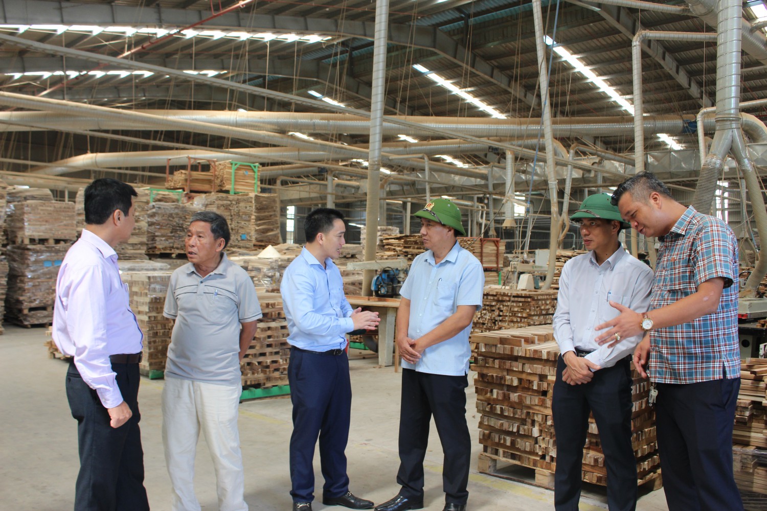 Phó Chủ tịch Thường trực HĐND tỉnh Lê Quang Chiến và thành viên đoàn giám sát thăm nhà máy sản xuất của Công ty TNHH Tiến Phong Cam Lộ - Ảnh: Thanh Trúc
