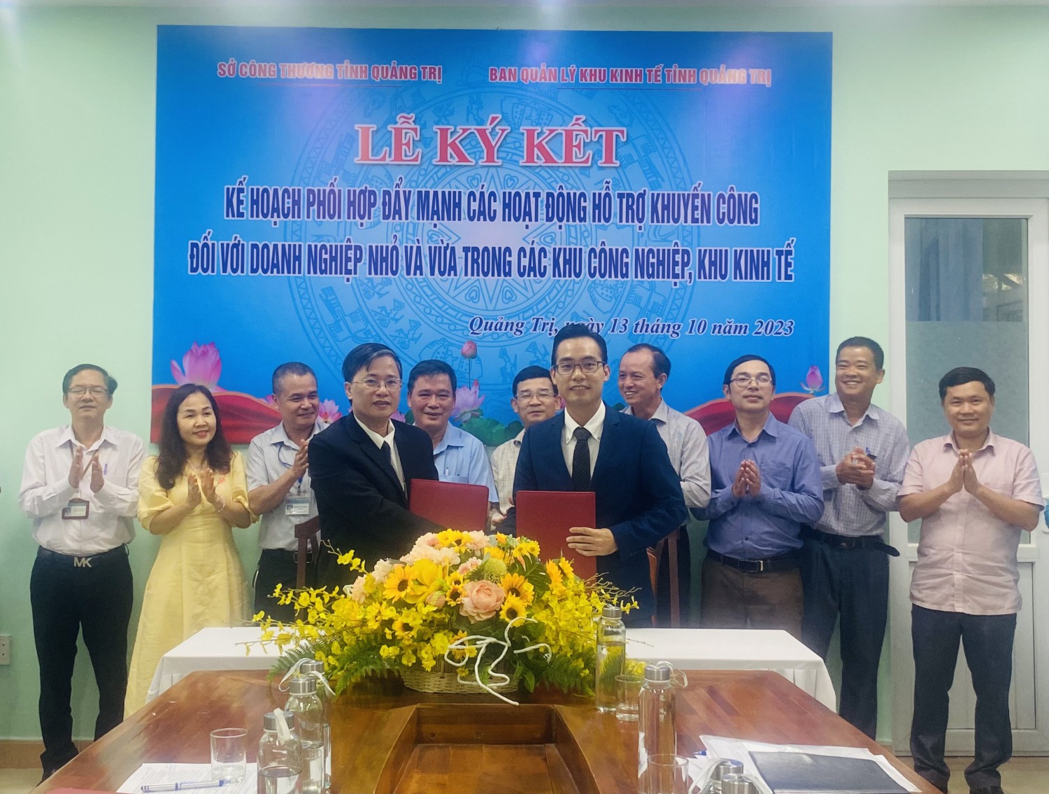 Ông Nguyễn Xuân Minh, Phó Giám đốc Sở Công Thương và Ông Nguyễn Đức Thiện,  Phó Trưởng Ban Quản lý KKT tỉnh ký kết phối hợp