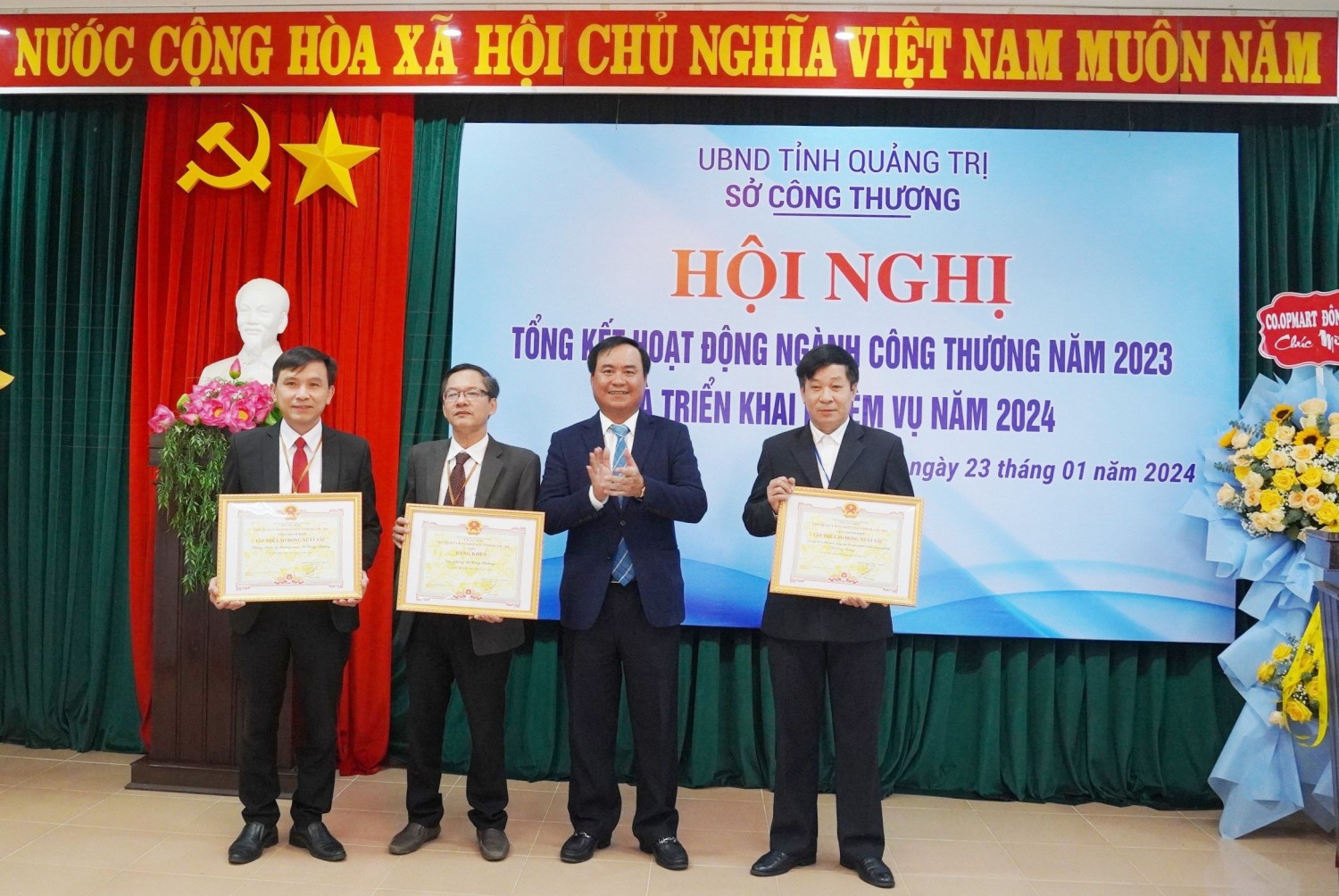 Chủ tịch UBND tỉnh Võ Văn Hưng trao danh hiệu Tập thể lao động xuất sắc và bằng khen cho các tập thể - Ảnh: H.A