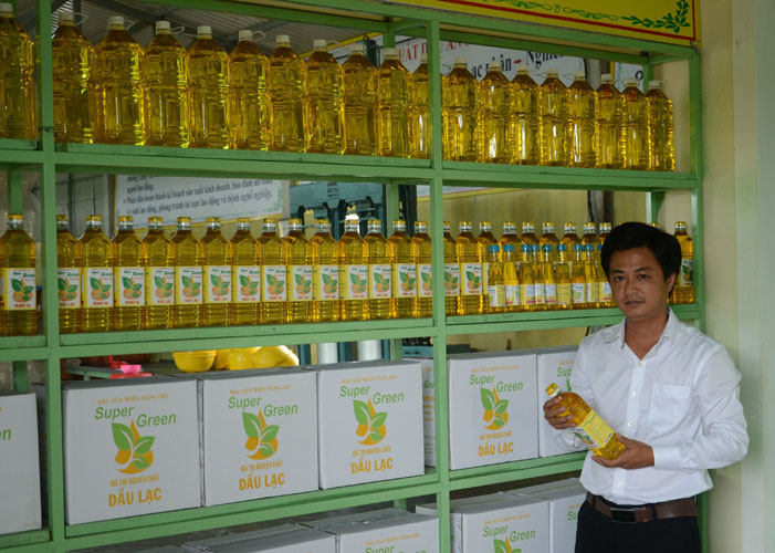 Sản phẩm tinh dầu lạc của Công ty TNHH MTV Từ Phong, huyện Cam Lộ. Ảnh: HT