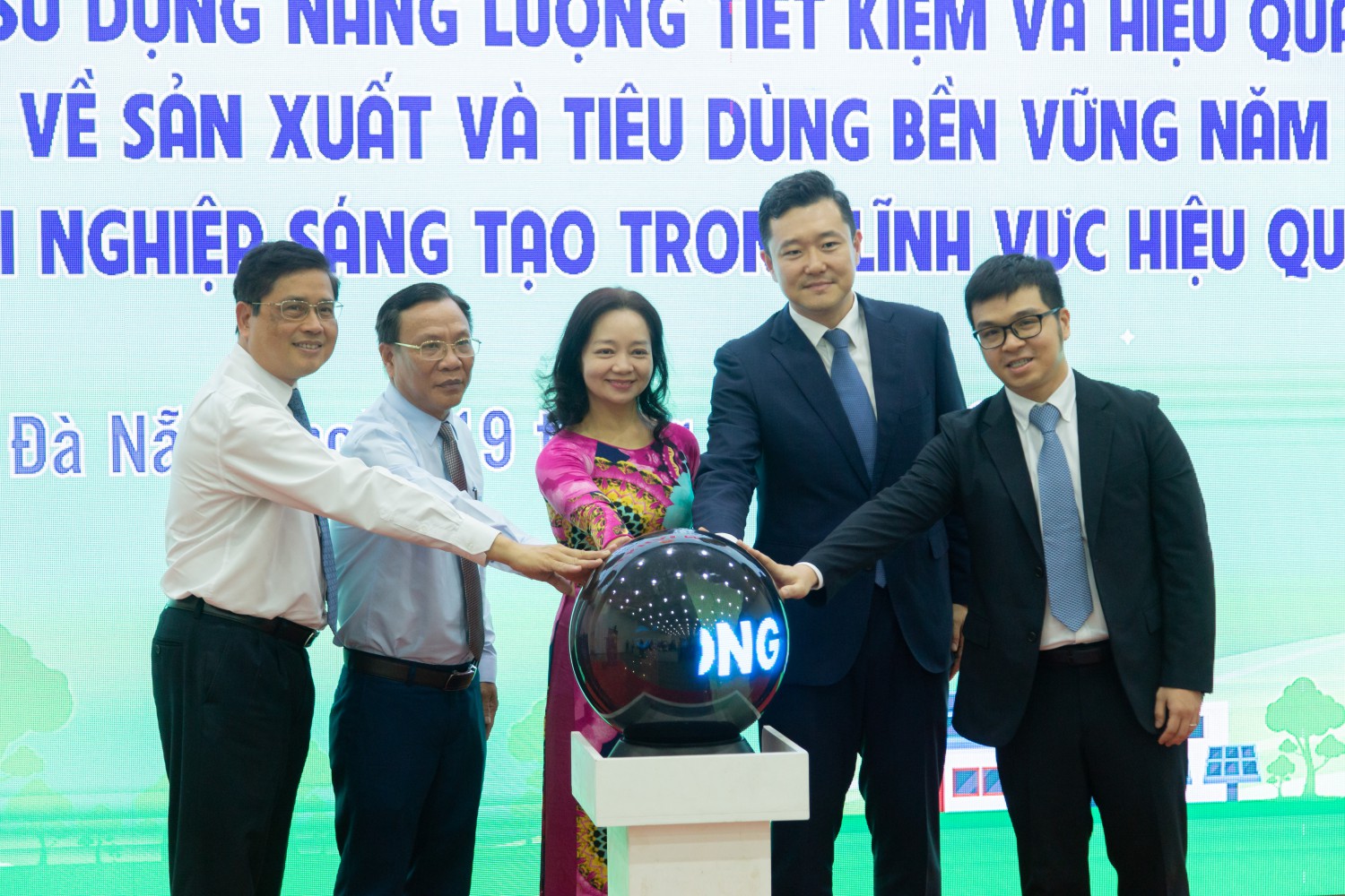 Đại biểu thực hiện nghi thức phát động Cuộc thi “Khởi nghiệp sáng tạo trong lĩnh vực hiệu quả năng lượng”