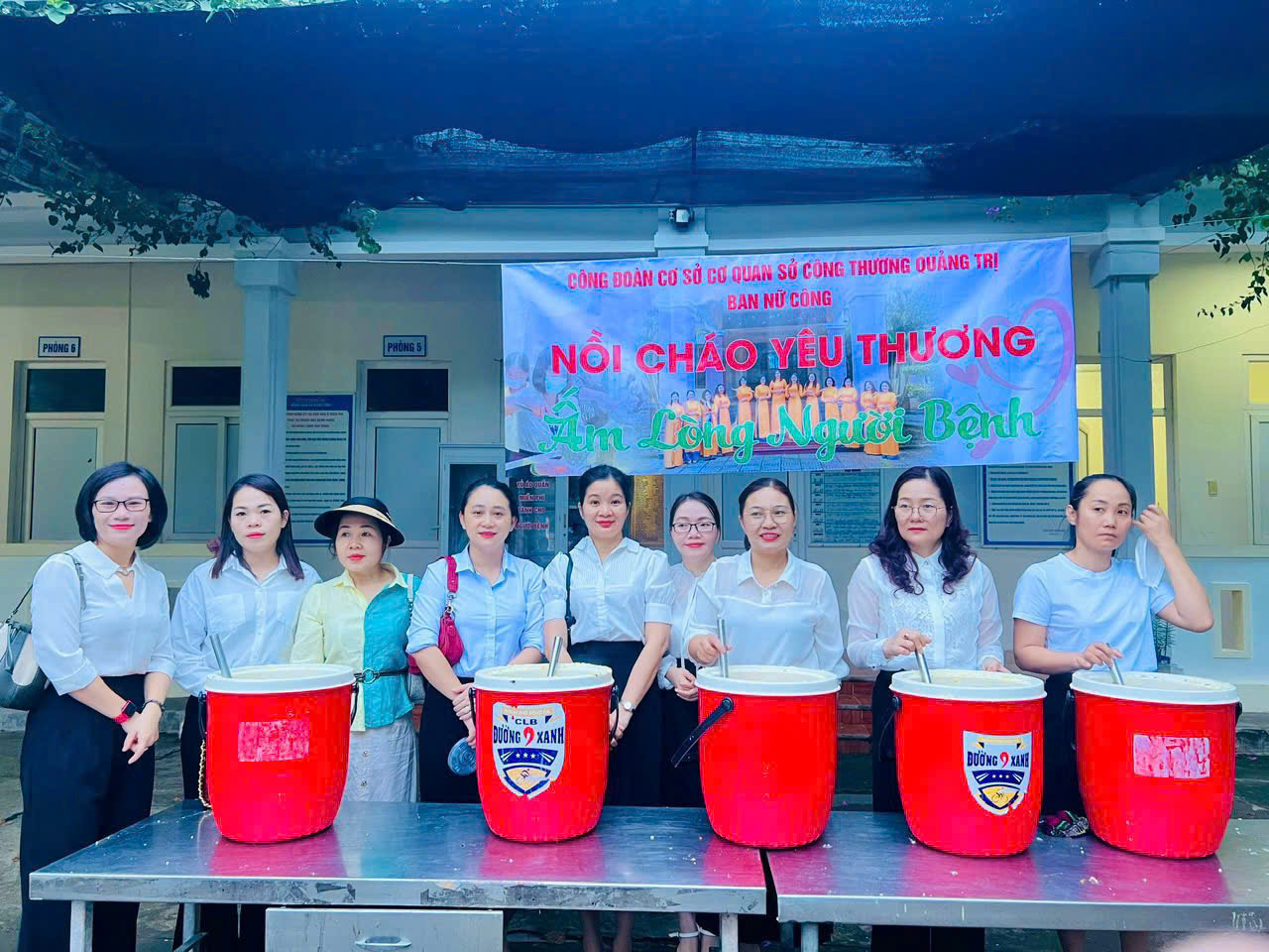 Ban nữ công CĐCS Cơ quan Sở Công Thương trao "Nồi cháo yêu thương"  tại Bệnh viện tỉnh Quảng Trị - Ảnh: Ngô Vân