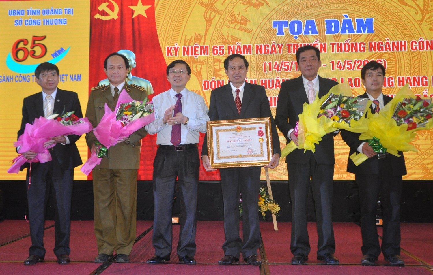 Thừa ủy quyền của Chủ tịch nước, đồng chí Nguyễn Hữu Dũng, Phó Chủ tịch UBND tỉnh đã trao Huân chương Lao động hạng Nhì cho Sở Công Thương