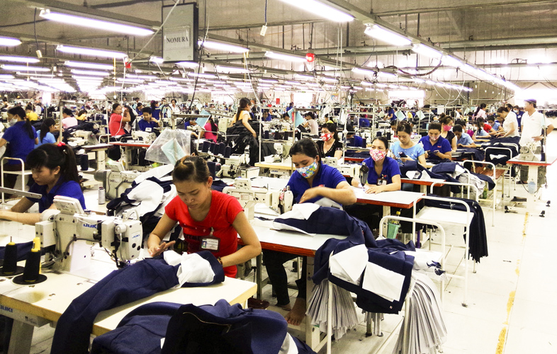 :    Nhà máy may xuất khẩu Phong Phú ở Cụm công nghiệp Diên Sanh (Hải Lăng) tạo việc làm ổn định cho hàng trăm lao động địa phương