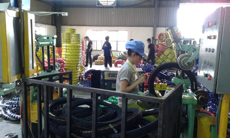 Công nhân sản xuất săm lốp xe máy, xe đạp tại Công ty Công Ty TNHH Cao Su Camel (Việt Nam)