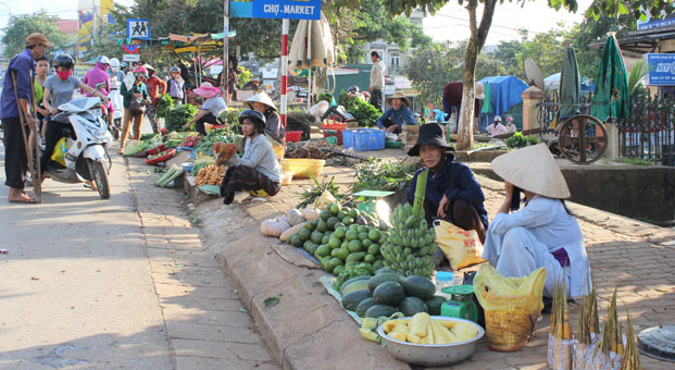 Người dân Hướng Hóa bày bán nông sản tại khu vực chợ Khe Sanh