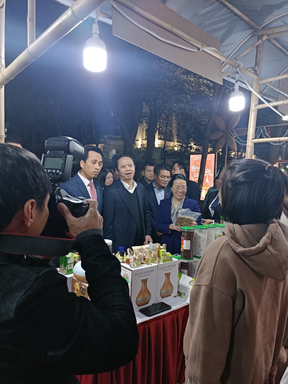 Các đại biểu tham quan gian hàng tỉnh Quảng Trị