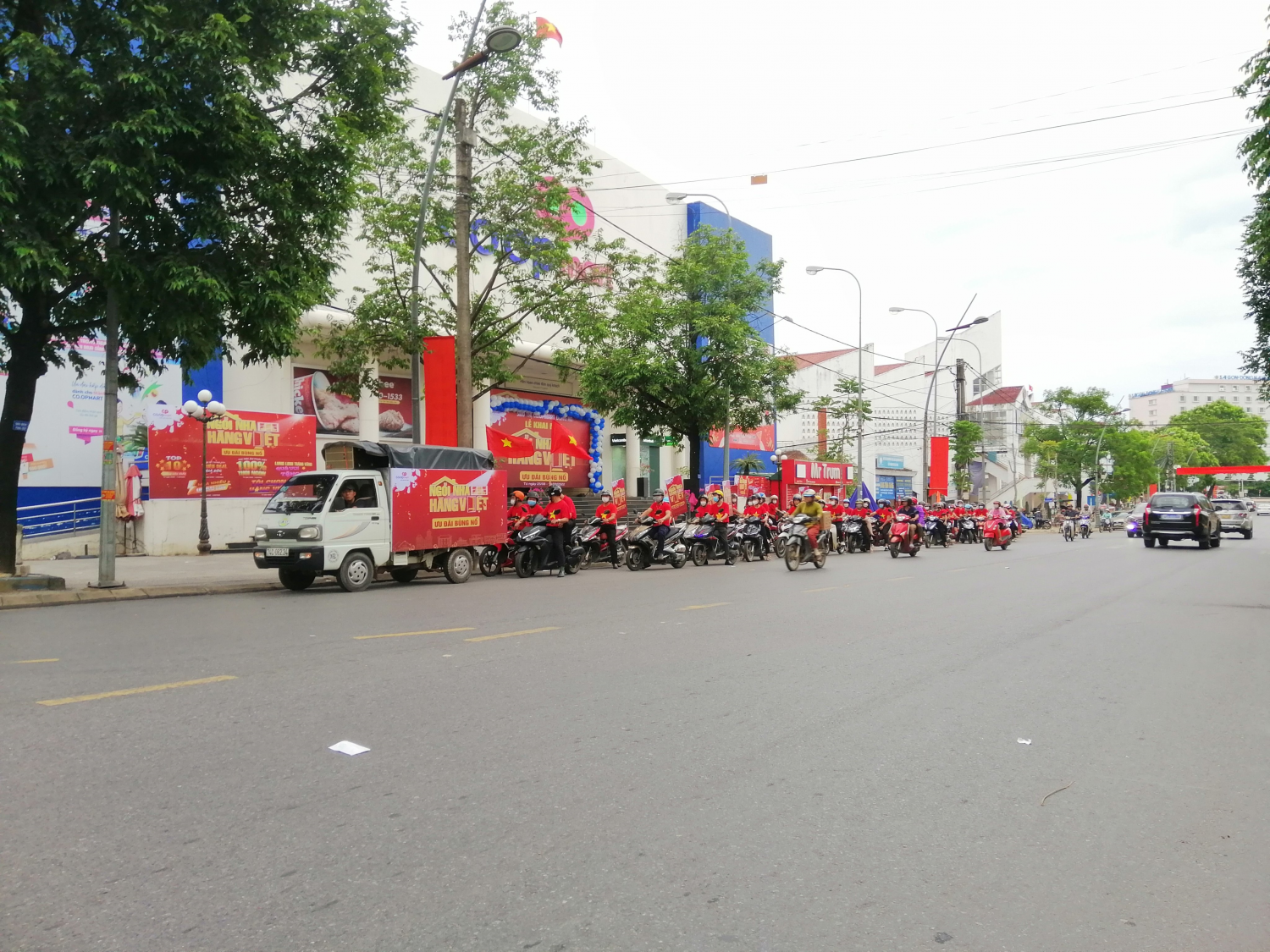 Siêu thị Co.opmart Đông Hà tổ chức diễu hành tuyên truyền về chương trình tự hào hàng Việt