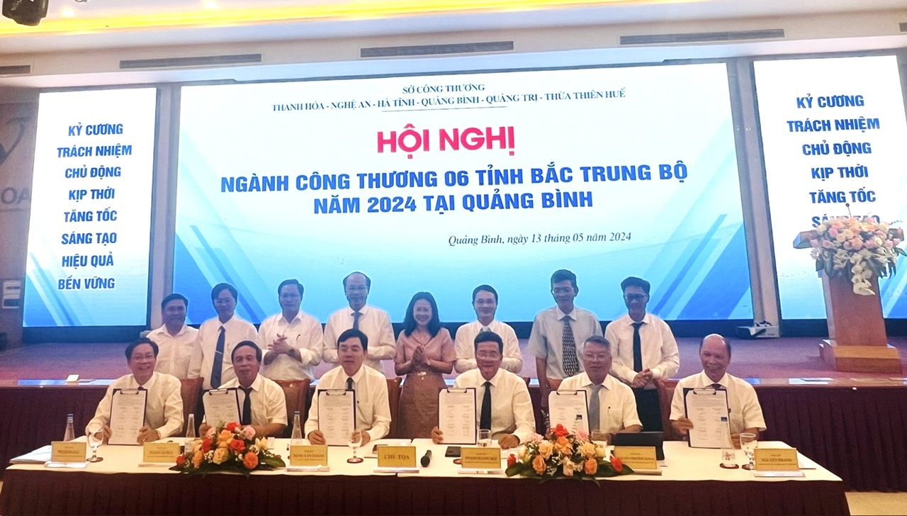 Lãnh đạo Sở Công Thương các tỉnh khu vực Bắc Trung bộ ký kết giao ước thi đua  - Ảnh: Thanh Cường