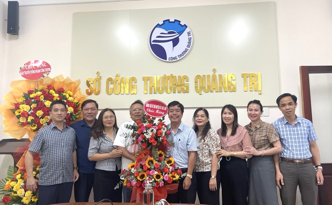 Đồng chí Lê Tiến Dũng, TUV Bí thư Huyện uỷ Gio Linh tặng hoa chúc mừng nhân kỷ niệm 73 năm ngày truyền thống ngành Công Thương