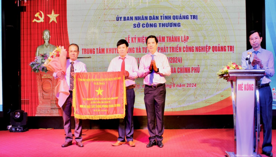 Phó Chủ tịch UBND tỉnh Hoàng Nam trao Cờ Thi đua của Chính phủ cho Trung tâm Khuyến công và Tư vấn phát triển công nghiệp Quảng Trị