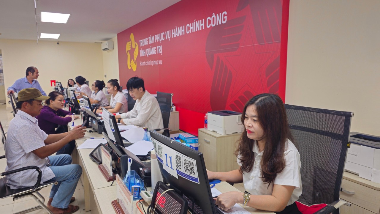 Tiếp nhận và xử lý hồ sơ trực tuyến tại Bộ phận Tiếp nhận và trả kết quả của Sở Công Thương (quầy 11) tại Trung tâm Phục vụ Hành chính công tỉnh