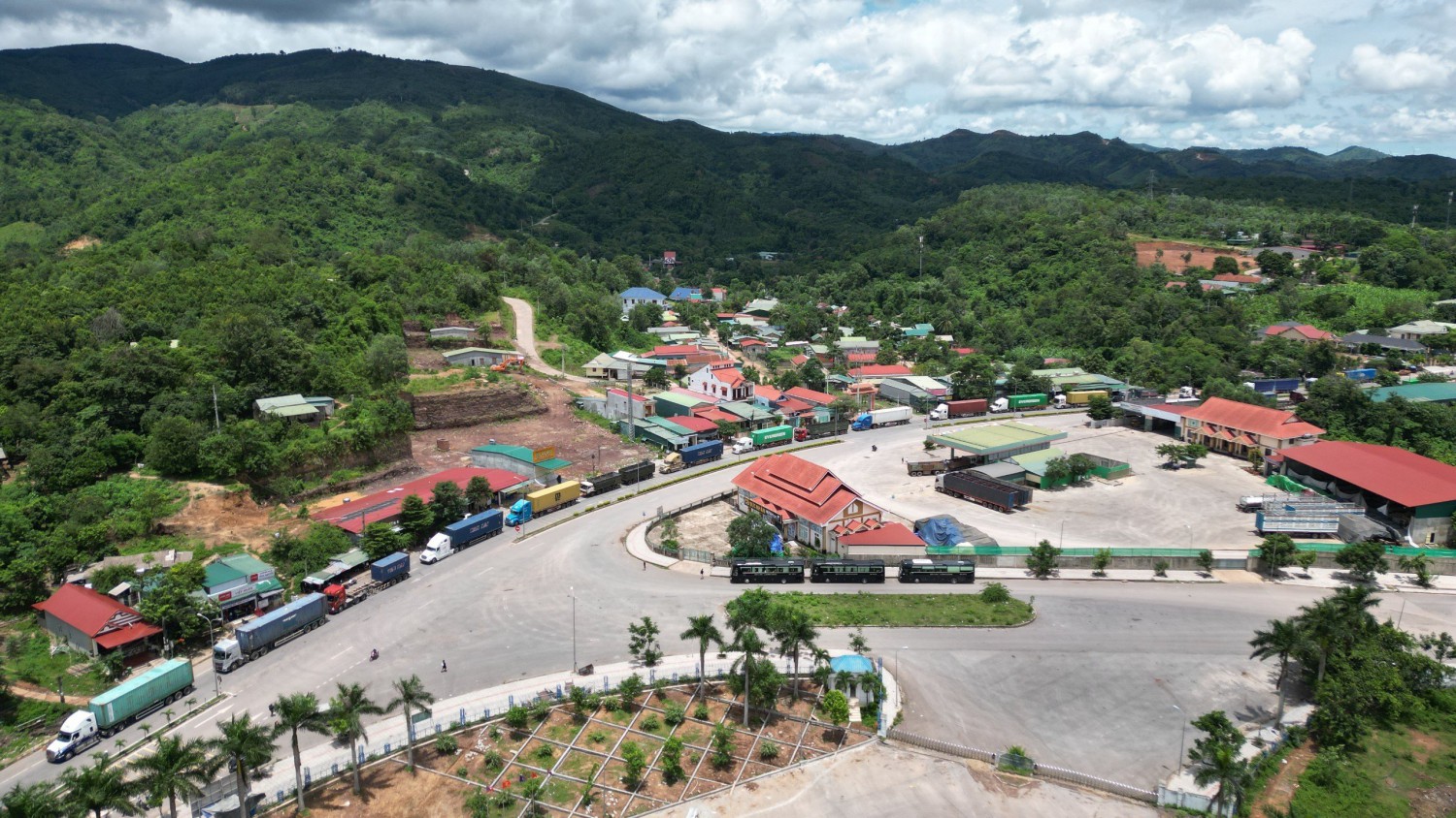Phương tiện, hàng hóa chờ thông quan tại Cửa khẩu quốc tế Lao Bảo
