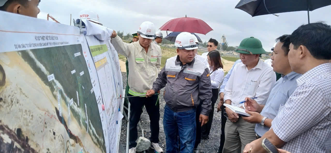 Đoàn công tác Bộ Công Thương khảo sát thực địa tình hình xây dựng Cảng Quốc tế Mỹ Thuỷ