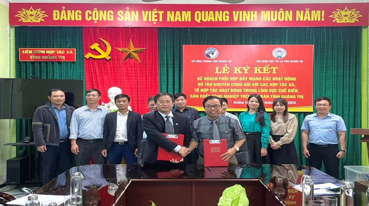 Ông Nguyễn Xuân Minh, Phó Giám đốc Sở Công Thương và Ông Cáp Kim Thánh, Chủ tịch Liên minh Hợp tác xã tỉnh, Phó Trưởng ban thường trực BCĐ KTTT tỉnh ký kết phối hợp  - Ảnh: Hà Danh