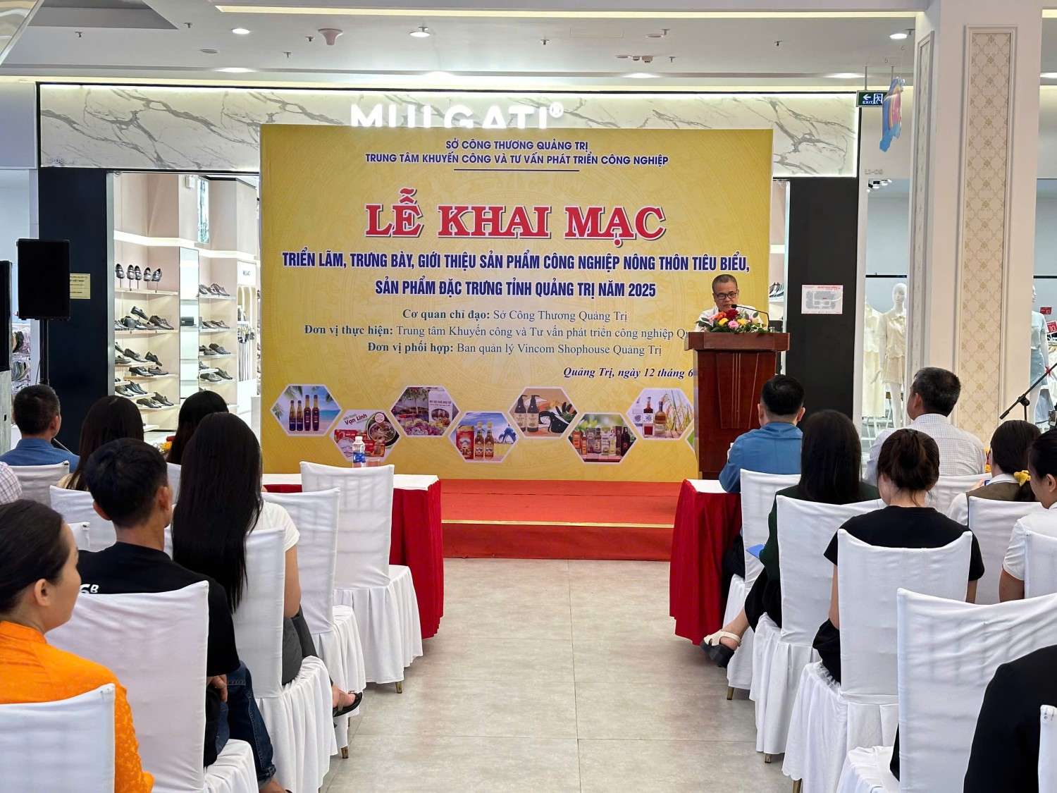 Ông Nguyễn Trường Hoàn - Giám đốc Trung tâm Khuyến công và  Tư vấn phát triển công nghiệp phát biểu khai mạc