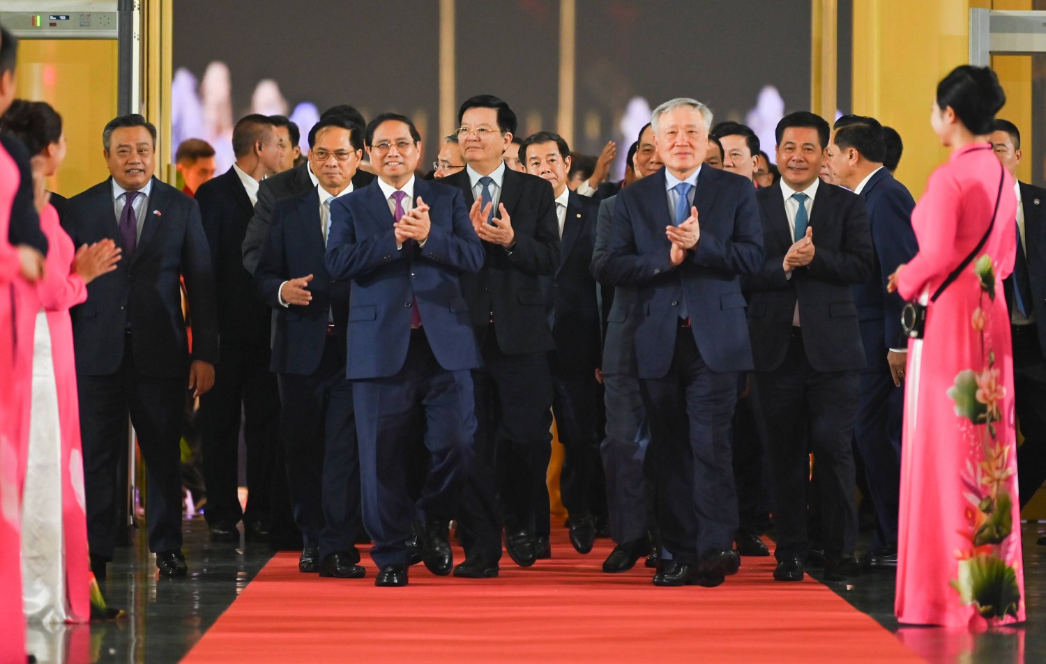 Thủ tướng Chính phủ Phạm Minh Chính; các Lãnh đạo Đảng và Nhà nước, Lãnh đạo các Bộ, ngành tham dự Lễ khai mạc Hội chợ