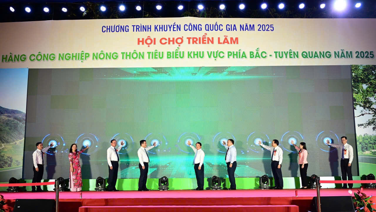 Các đại biểu thực hiện nghi thức ấn nút khai mạc Hội chợ Triển lãm  hàng CNNT tiêu biểu  khu vực phía Bắc - Tuyên Quang năm 2025