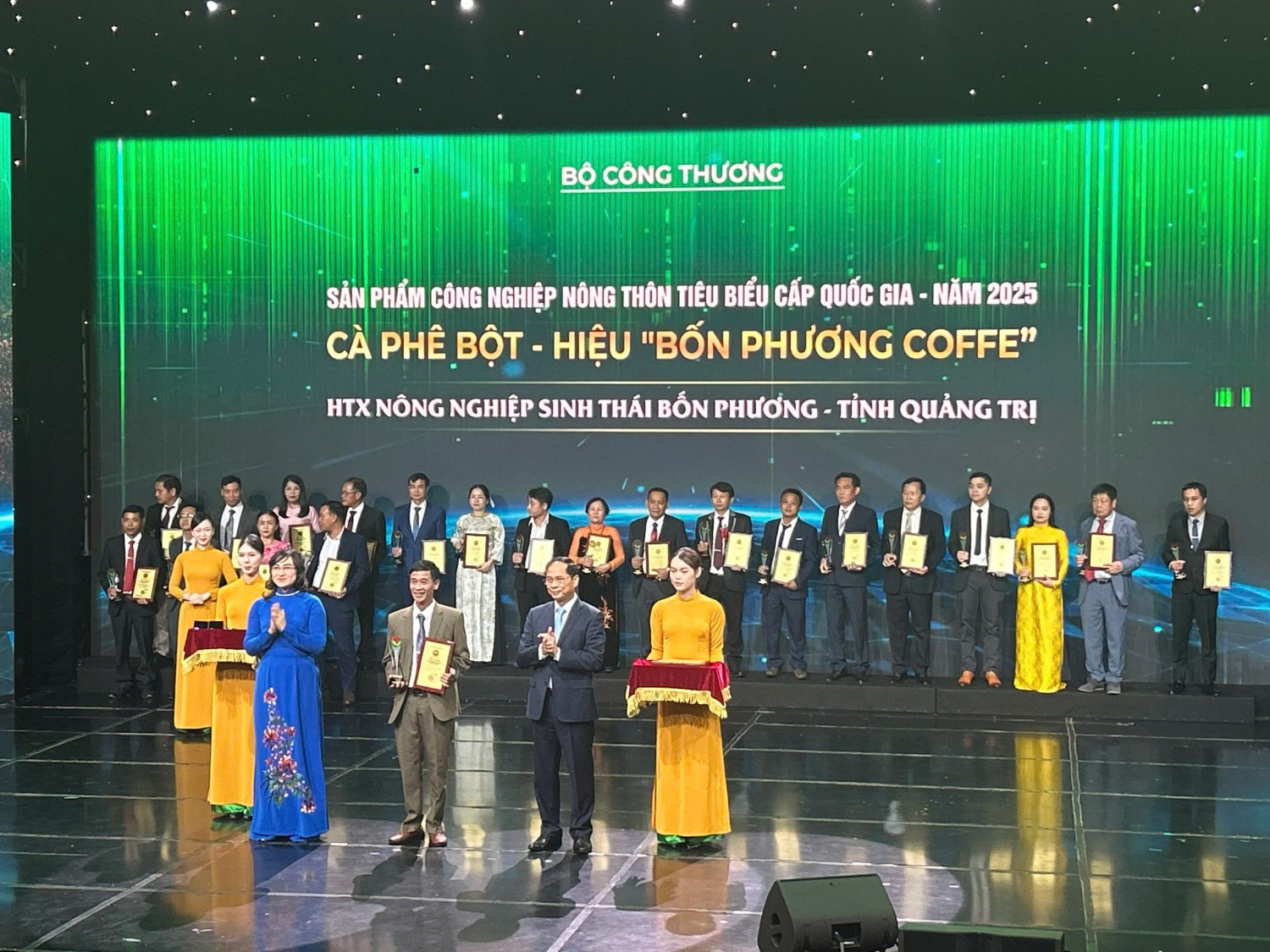 Hợp tác xã nông nghiệp sinh thái Bốn Phương nhận giấy chứng nhận sản phẩm Bốn Phương coffee (Cà phê bột)