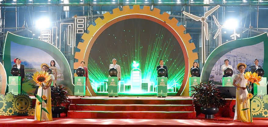 Nghi thức bấm nút khai mạc Hội chợ triển lãm hàng công nghiệp nông thôn, hướng tới chuyển đổi xanh và phát triển bền vững năm 2025